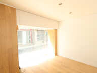 Bel emplacement pour cette boutique spacieue entièrement rén — photo 4