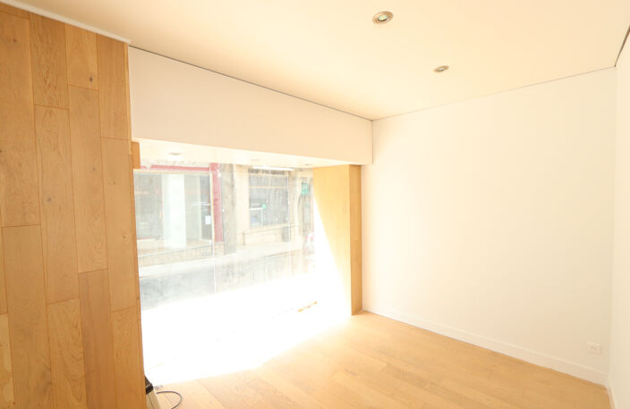 Bel emplacement pour cette boutique spacieue entièrement rén — photo 4