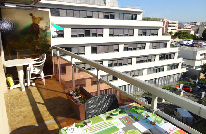 T1 meublé avec terrasse au calme - Rond Point du Prado — photo 2