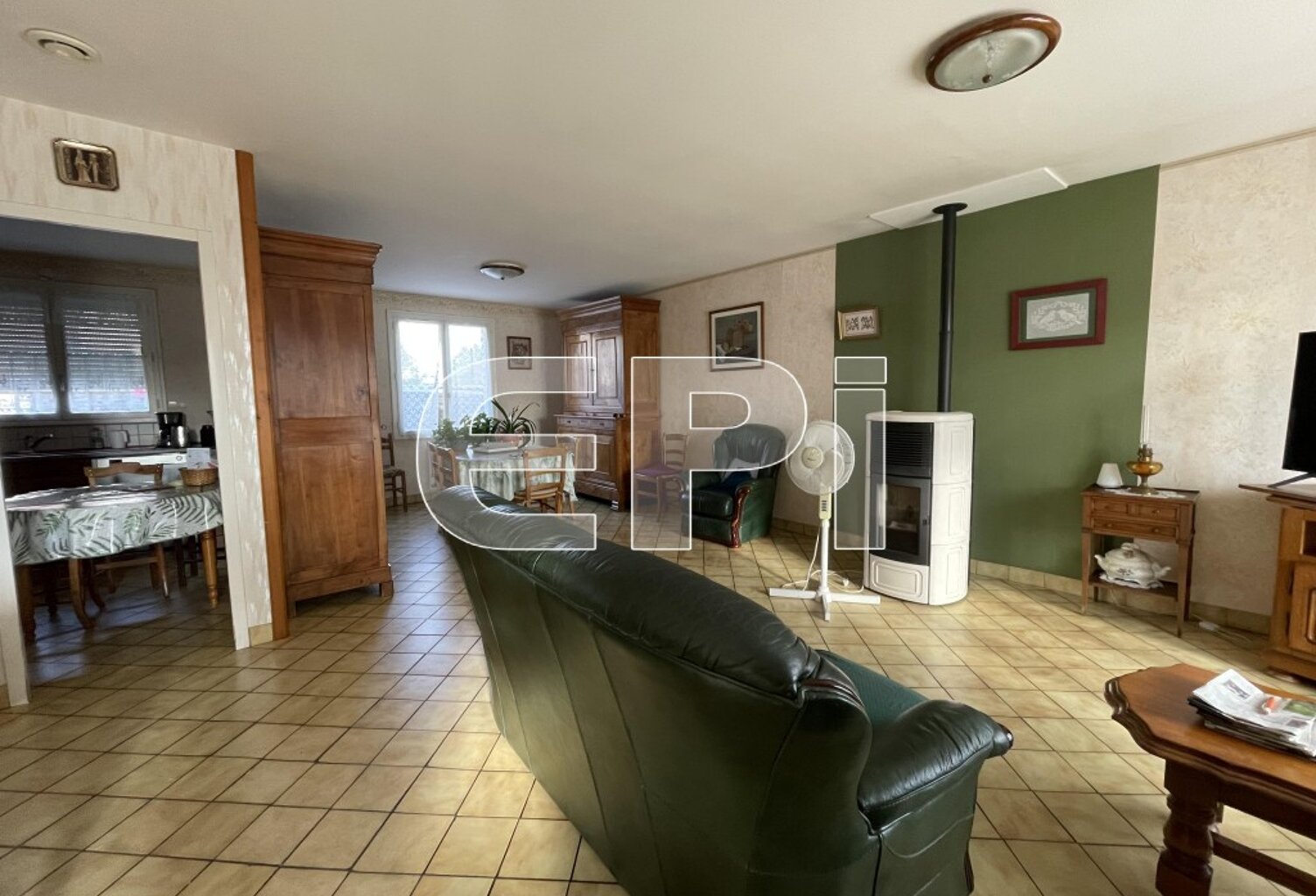 MAISON DE PLAIN-PIED à ARGENTON L'EGLISE:<br>Entrée dans salon — photo 1