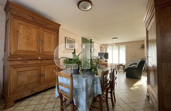 MAISON DE PLAIN-PIED à ARGENTON L'EGLISE:<br>Entrée dans salon — photo 3