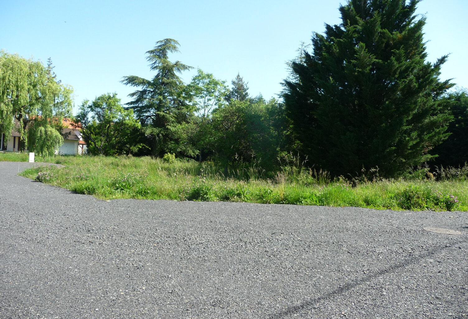 SAVIGNEUX proche de tout à pied TERRAIN 760 M2 VIABILISE — photo 1