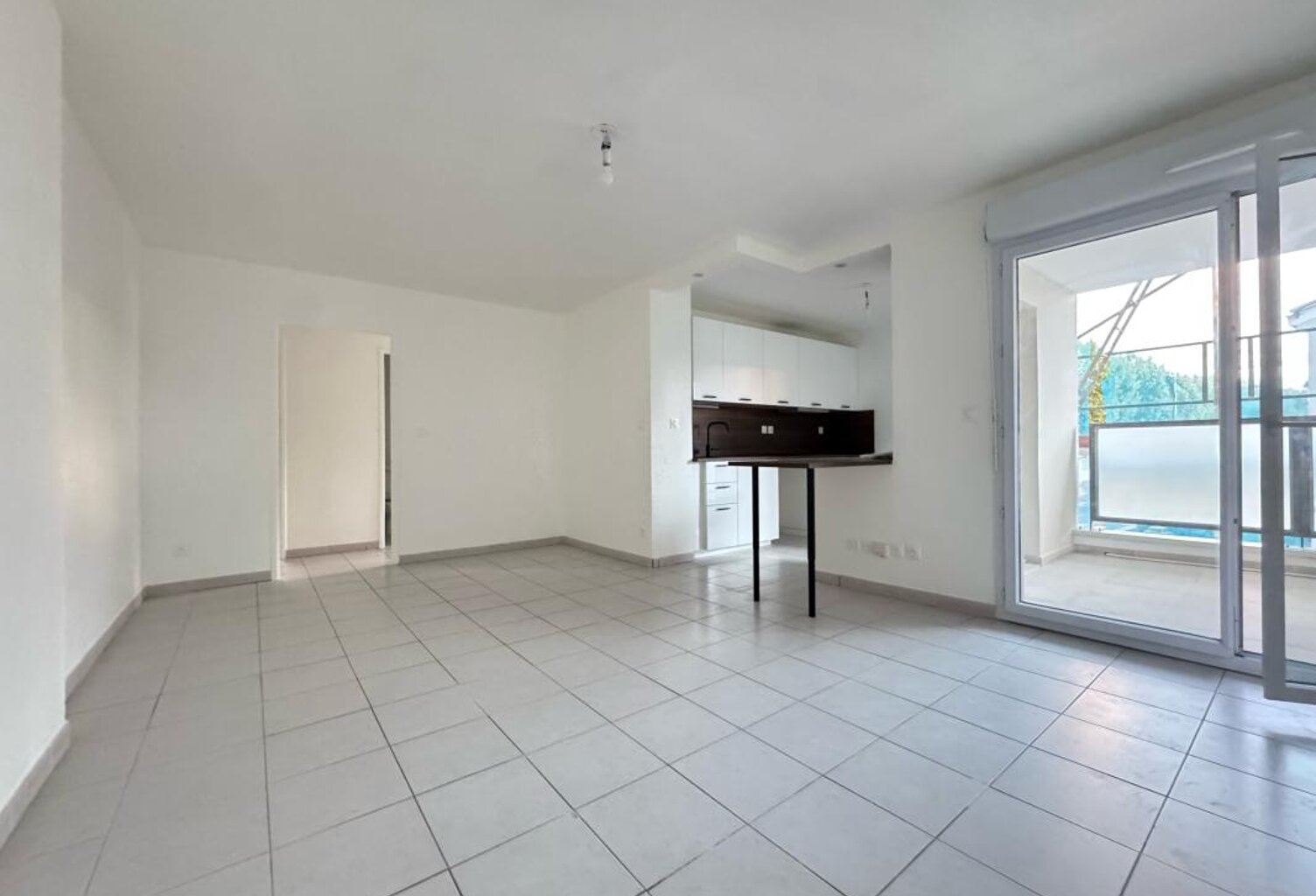 APPARTEMENT À LOUER – Magnifique T3 de 61 m² refait à neuf avec terrasse et parking – MIRAMAS — photo 1