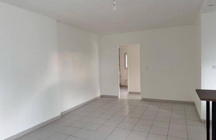 APPARTEMENT À LOUER – Magnifique T3 de 61 m² refait à neuf avec terrasse et parking – MIRAMAS — photo 2