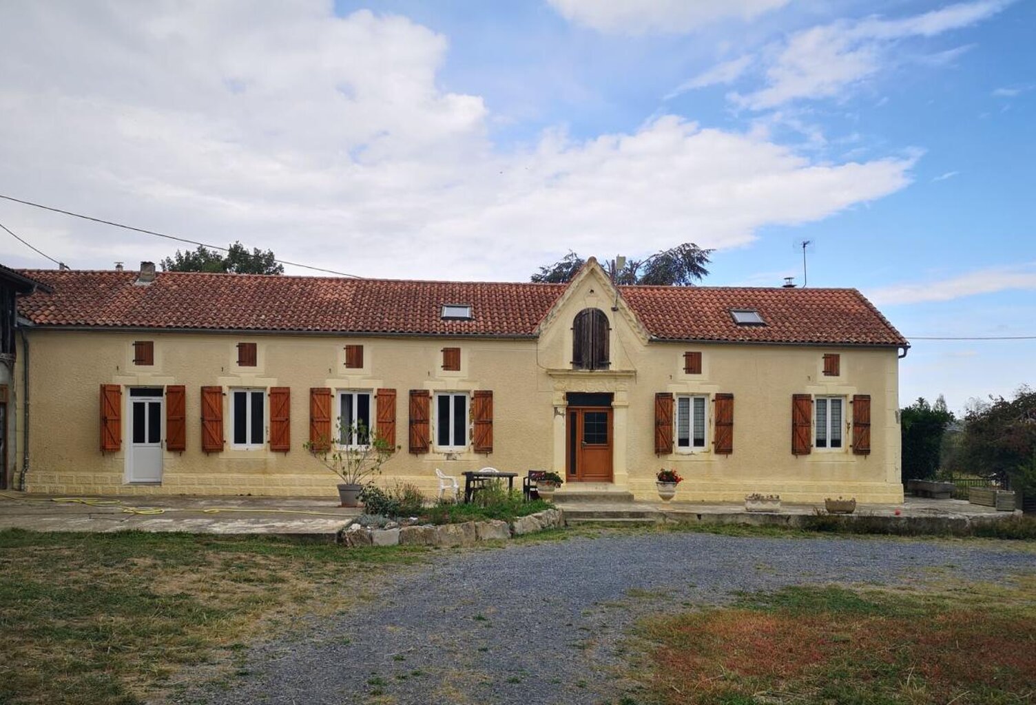 A vendre, Hautes-Pyrénées (65): ferme avec maison et 3 hectares de terrain, 2 puits et de nombreuses dépendances, située dans un cadre rural paisible. L'ensemble offre de nombreuses possibilités — photo 1