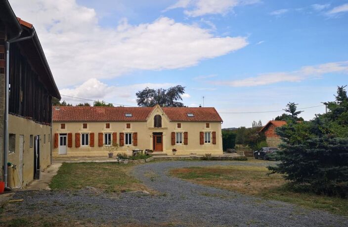 A vendre, Hautes-Pyrénées (65): ferme avec maison et 3 hectares de terrain, 2 puits et de nombreuses dépendances, située dans un cadre rural paisible. L'ensemble offre de nombreuses possibilités — photo 2