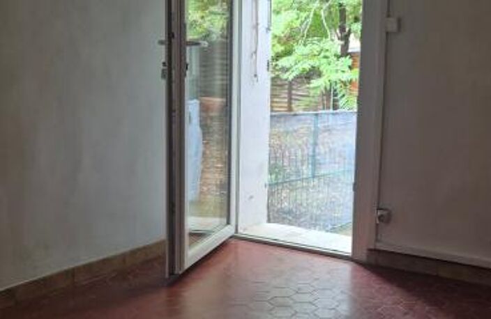 ROQUEVAIRE CENTRE APPARTEMENT T3 DE 50 M² AVEC JARDINET — photo 2