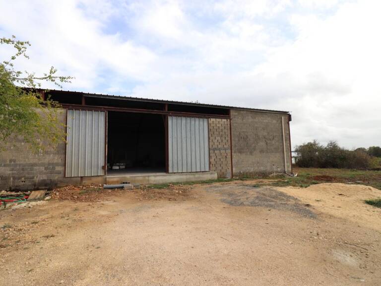 HANGAR de 230m² A LOUER SUR LE SECTEUR DE ROCHEFORT 17300 — photo 1