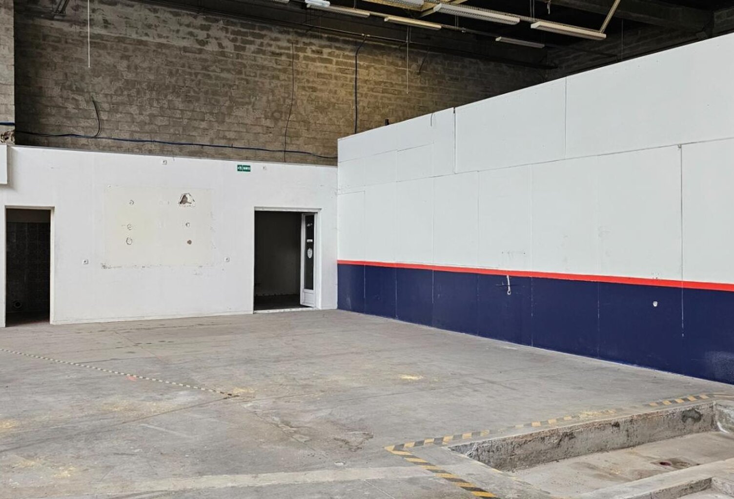 Local commercial de 360 m2 avec bureau et parking à louer à Orgeval au bord de la RN 13 — photo 1