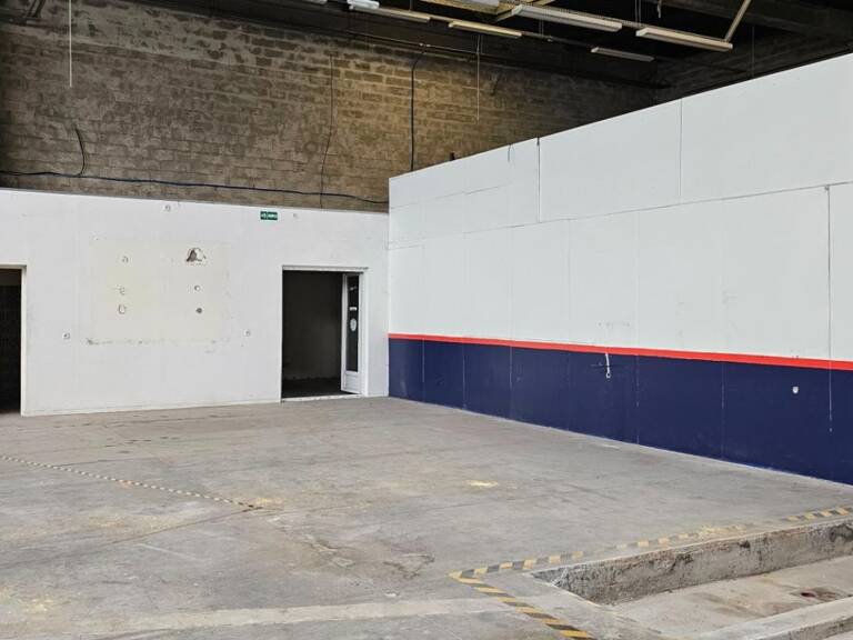 Local commercial de 360 m2 avec bureau et parking à louer à Orgeval au bord de la RN 13 — photo 1