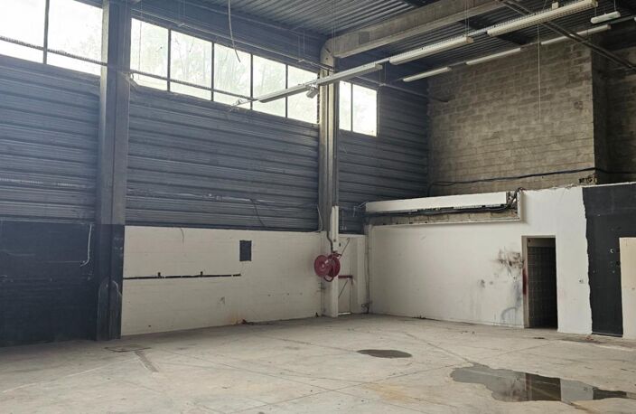 Local commercial de 360 m2 avec bureau et parking à louer à Orgeval au bord de la RN 13 — photo 3