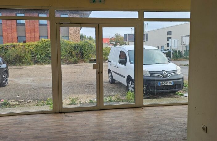 Local commercial de 360 m2 avec bureau et parking à louer à Orgeval au bord de la RN 13 — photo 5