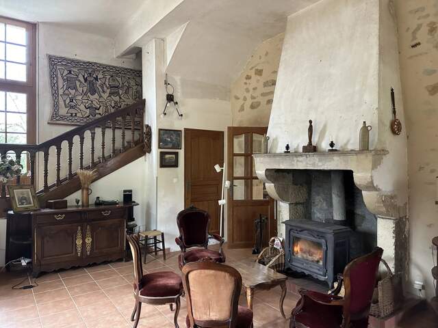 Maison de caractère mitoyenne, au coeur des amognes — photo du bien
