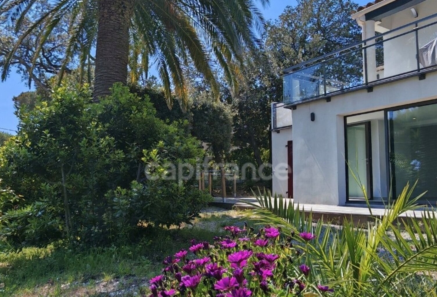 LES ISSAMBRES – PRESTATIONS HAUT DE GAMME – JARDIN PRIVATIF – PISCINE – APERÇU MER — photo 1