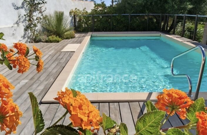 LES ISSAMBRES – PRESTATIONS HAUT DE GAMME – JARDIN PRIVATIF – PISCINE – APERÇU MER — photo 2