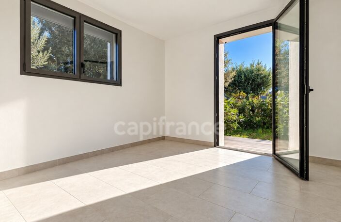 LES ISSAMBRES – PRESTATIONS HAUT DE GAMME – JARDIN PRIVATIF – PISCINE – APERÇU MER — photo 5