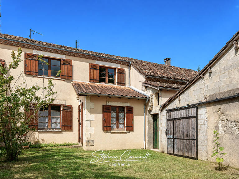 Maison familiale de 190m² avec dépendances au coeur de Neuvic — photo 1