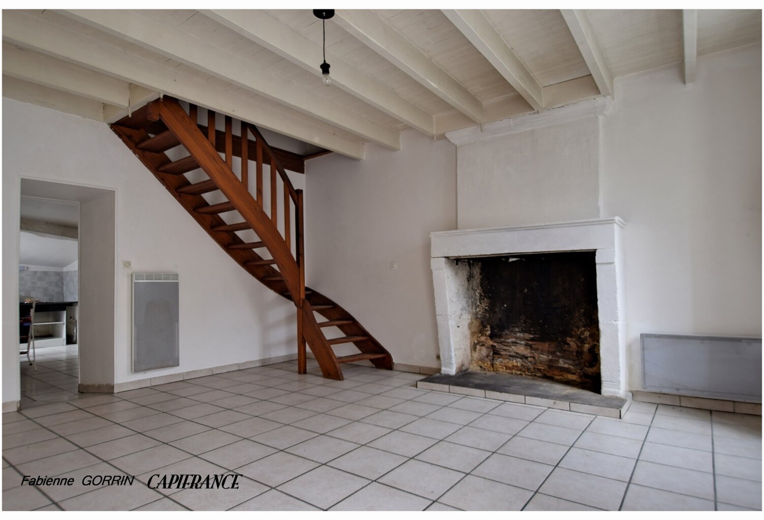 Maison à vendre 5 pièces LES ESSARDS (17)MAISON DE VILLAGE, 3 chambres, 2 grands garages, dépendances, terrain clos — photo 1