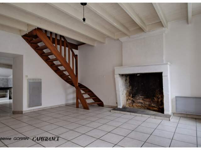 Maison à vendre 5 pièces LES ESSARDS (17)MAISON DE VILLAGE, 3 chambres, 2 grands garages, dépendances, terrain clos — photo du bien