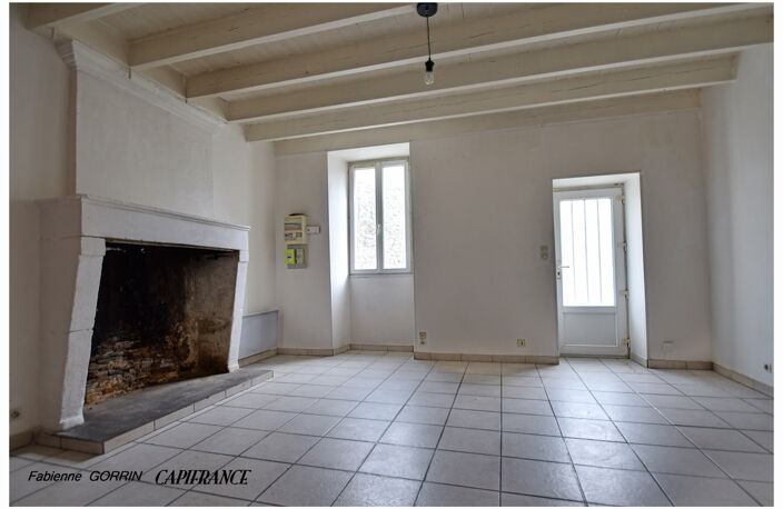 Maison à vendre 5 pièces LES ESSARDS (17)MAISON DE VILLAGE, 3 chambres, 2 grands garages, dépendances, terrain clos — photo 2
