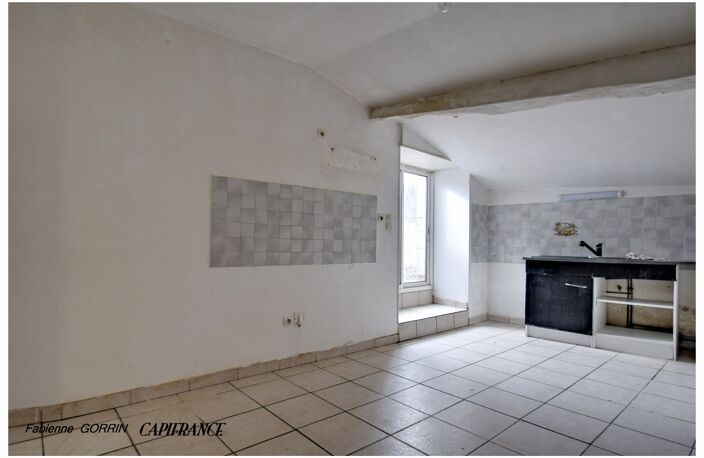 Maison à vendre 5 pièces LES ESSARDS (17)MAISON DE VILLAGE, 3 chambres, 2 grands garages, dépendances, terrain clos — photo 3