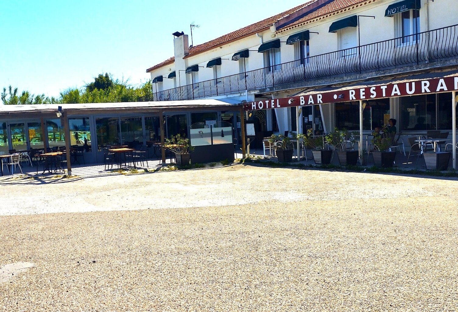 GARD (30) Proche Aigues-Mortes (30220) Fonds de commerce à vendre bar restaurant 100 cvts hôtel - 20 ch  sur axe passant — photo 1