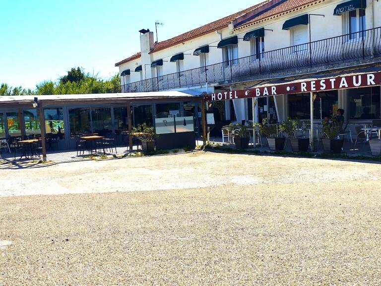 GARD (30) Proche Aigues-Mortes (30220) Fonds de commerce à vendre bar restaurant 100 cvts hôtel - 20 ch  sur axe passant — photo 1