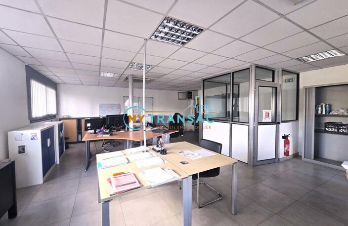 A VENDRE - RARE - MyTransac vous propose sur Croissy Beaubourg , un local d'activité de 560m² avec cours privative — photo 4