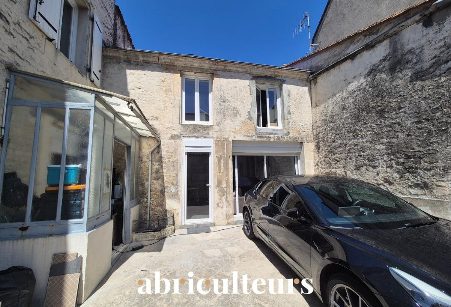 Ensemble immobilier à rénover en vente à Jarnac (16200) — photo 1