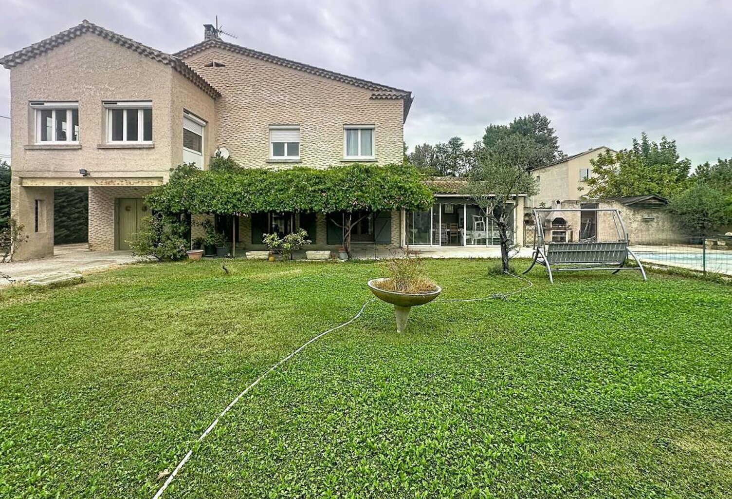 Pernes-Les Fontaines, Maison À Vendre 225 m², Terrain 1205 m², Piscine, à rénover — photo 1