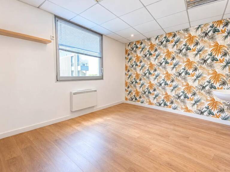 Locaux à louer divisibles par bureau. Accès PMR et ERP 5 spécialisés pour des professions médicales. Location au bureau. Plateau entièrement cloisonné jusqu'à 11 bureaux avec leur point d'eau privatif — photo 1