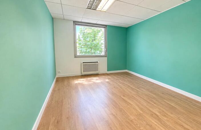 Locaux à louer divisibles par bureau. Accès PMR et ERP 5 spécialisés pour des professions médicales. Location au bureau. Plateau entièrement cloisonné jusqu'à 11 bureaux avec leur point d'eau privatif — photo 2