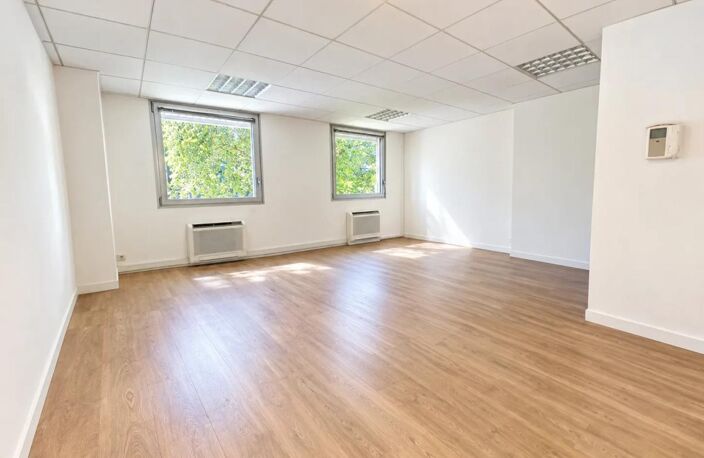 Locaux à louer divisibles par bureau. Accès PMR et ERP 5 spécialisés pour des professions médicales. Location au bureau. Plateau entièrement cloisonné jusqu'à 11 bureaux avec leur point d'eau privatif — photo 3