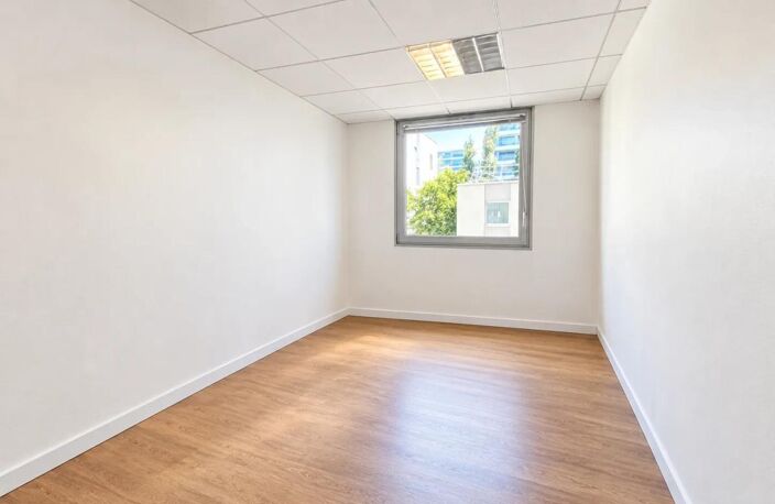 Locaux à louer divisibles par bureau. Accès PMR et ERP 5 spécialisés pour des professions médicales. Location au bureau. Plateau entièrement cloisonné jusqu'à 11 bureaux avec leur point d'eau privatif — photo 4