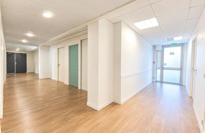 Locaux à louer divisibles par bureau. Accès PMR et ERP 5 spécialisés pour des professions médicales. Location au bureau. Plateau entièrement cloisonné jusqu'à 11 bureaux avec leur point d'eau privatif — photo 5