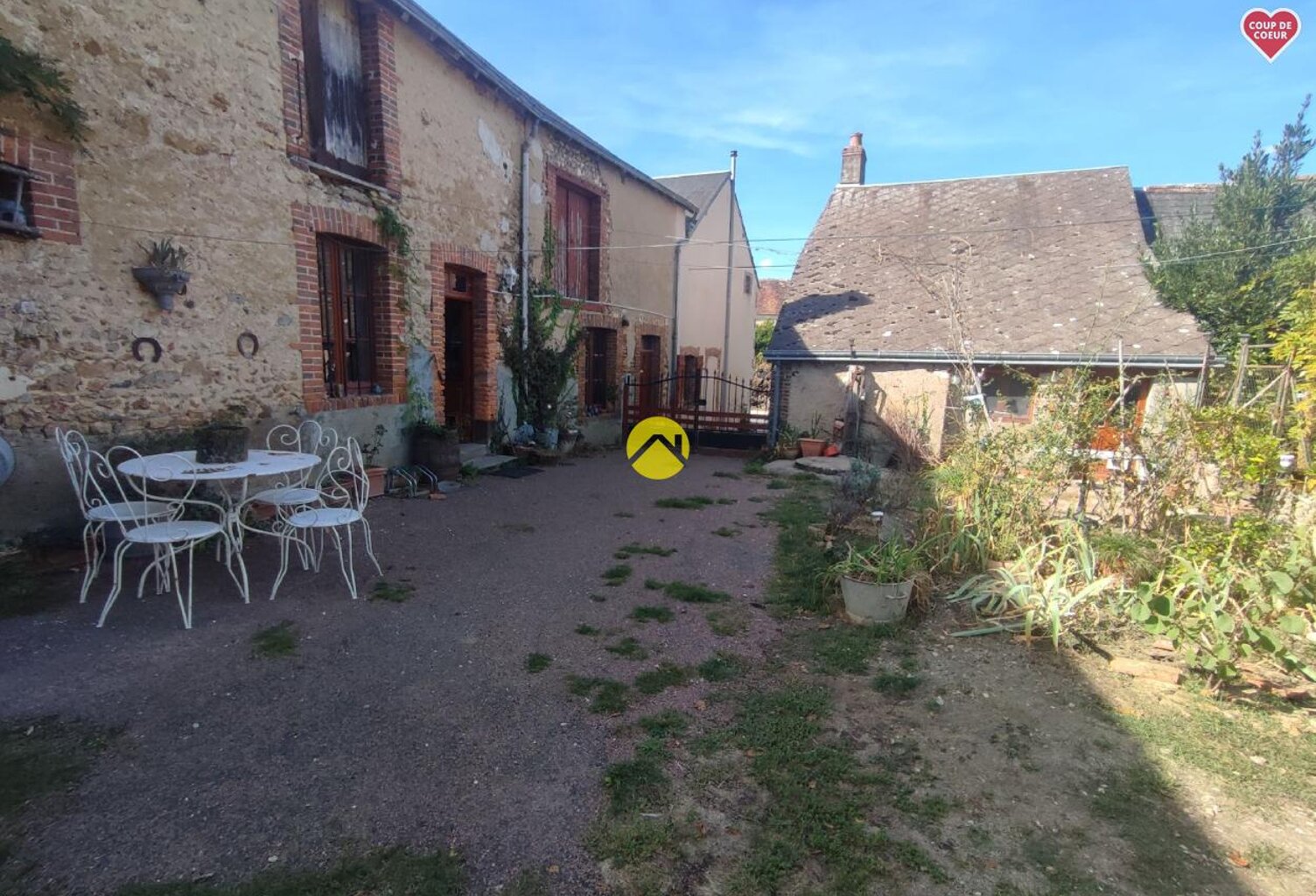 BELLE LONGERE ET DEPENDANCES — photo 1