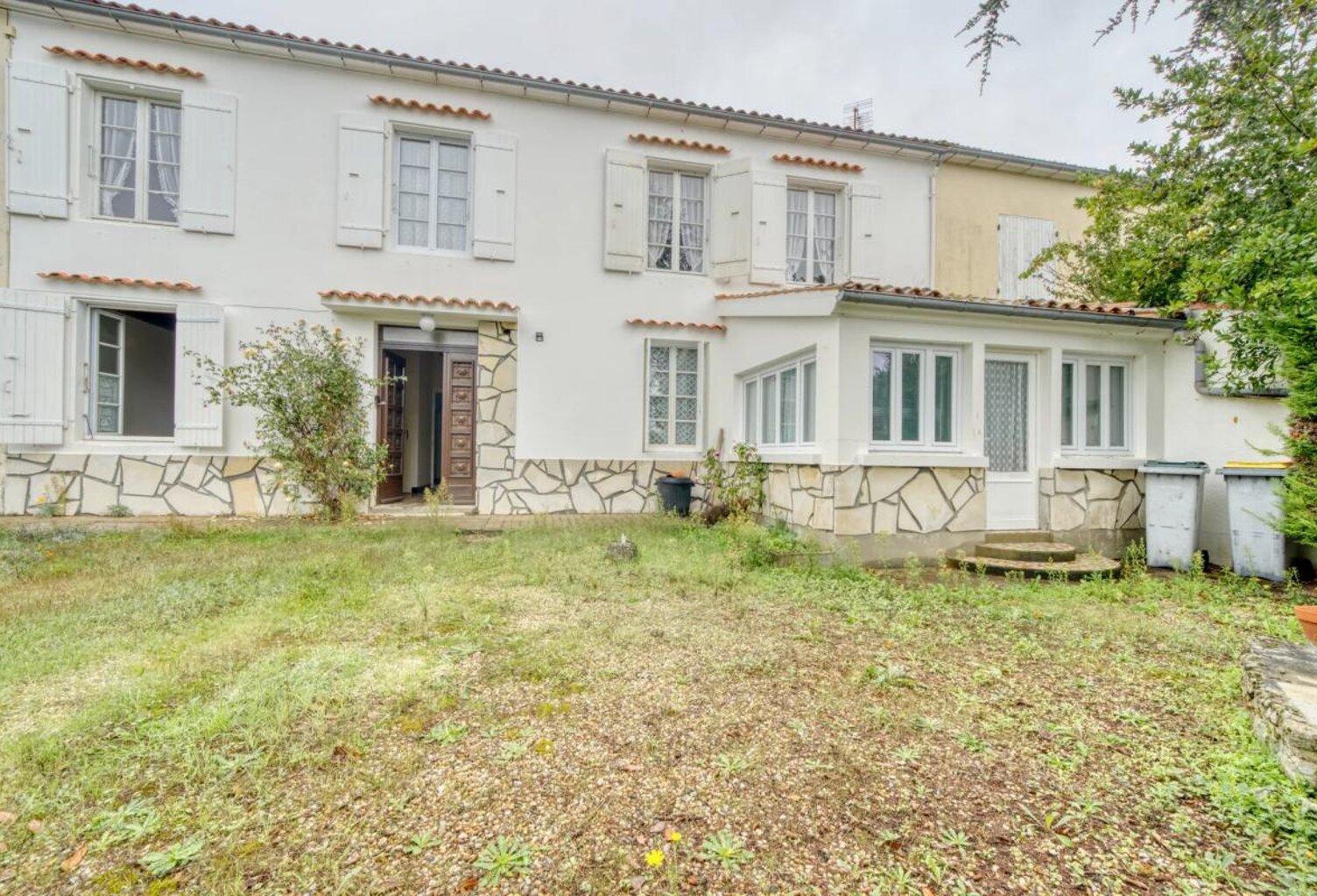 Maison en Pierre 5 pièces de 119 m² à Genouillé — photo 1