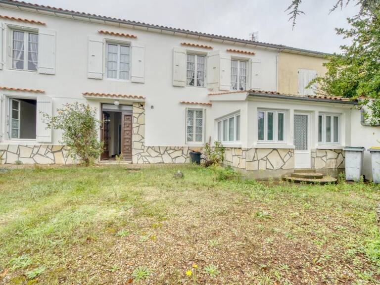 Maison en Pierre 5 pièces de 119 m² à Genouillé — photo 1