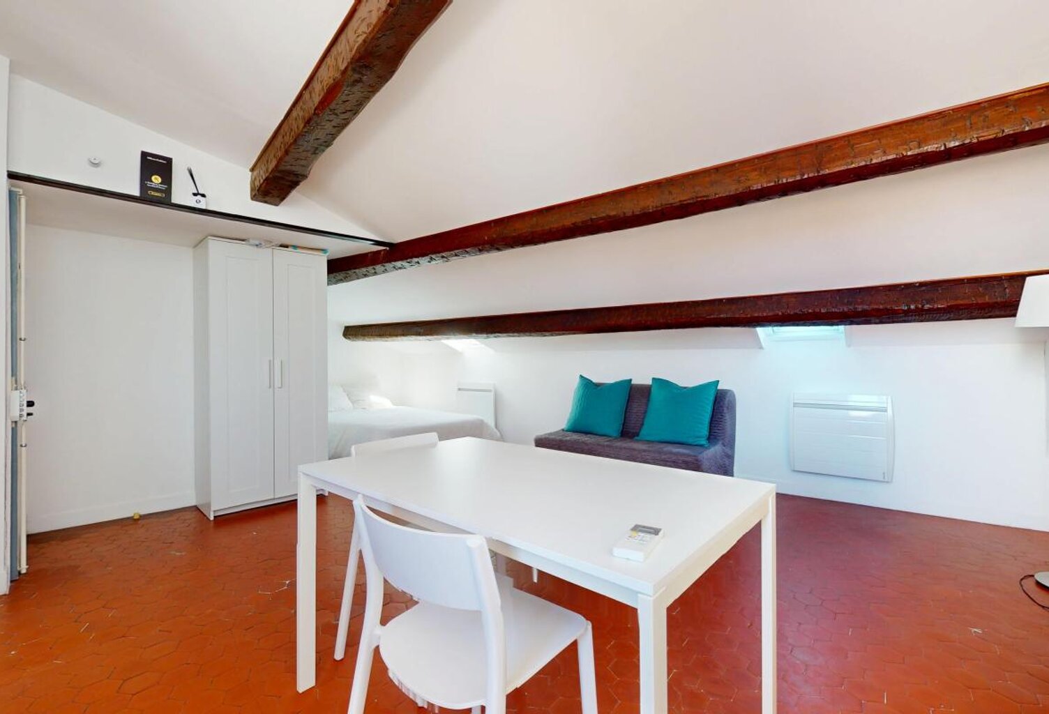 Appartement À Vendre - studio mansardé - proche de La Joliette — photo 1