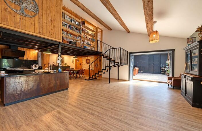 LUNEL - Propriété de caractère de 385 m² avec deux logements indépendants et vastes dépendances — photo 2