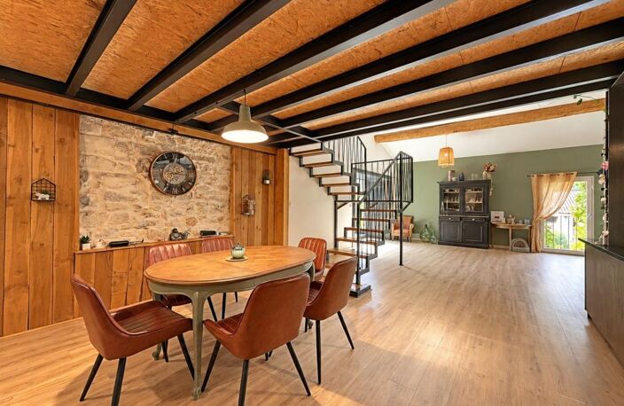 LUNEL - Propriété de caractère de 385 m² avec deux logements indépendants et vastes dépendances — photo 3
