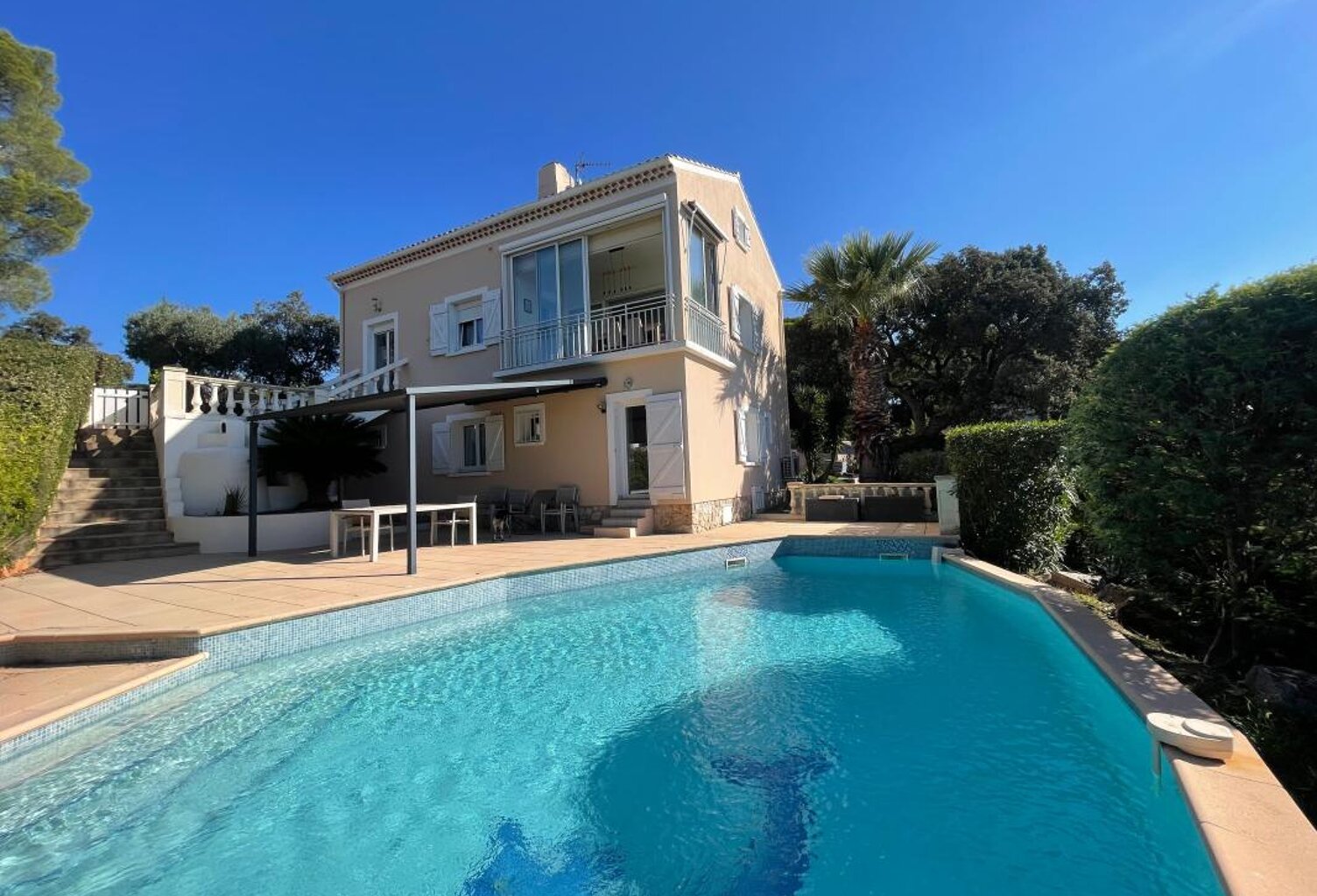 A VENDRE SIX-FOURS-LES-PLAGES 83140 LE BRUSC TRES JOLIE VILLA AVEC PISCINE GARAGE ET VUE DEGAGEE — photo 1