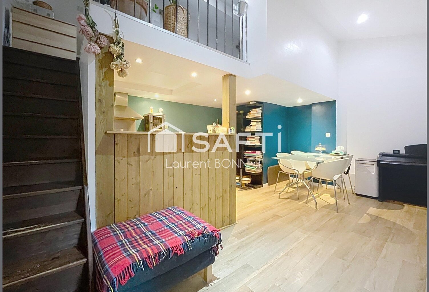 DUPLEX ATYPIQUE AU DERNIER ÉTAGE AVEC TERRASSE — photo 1