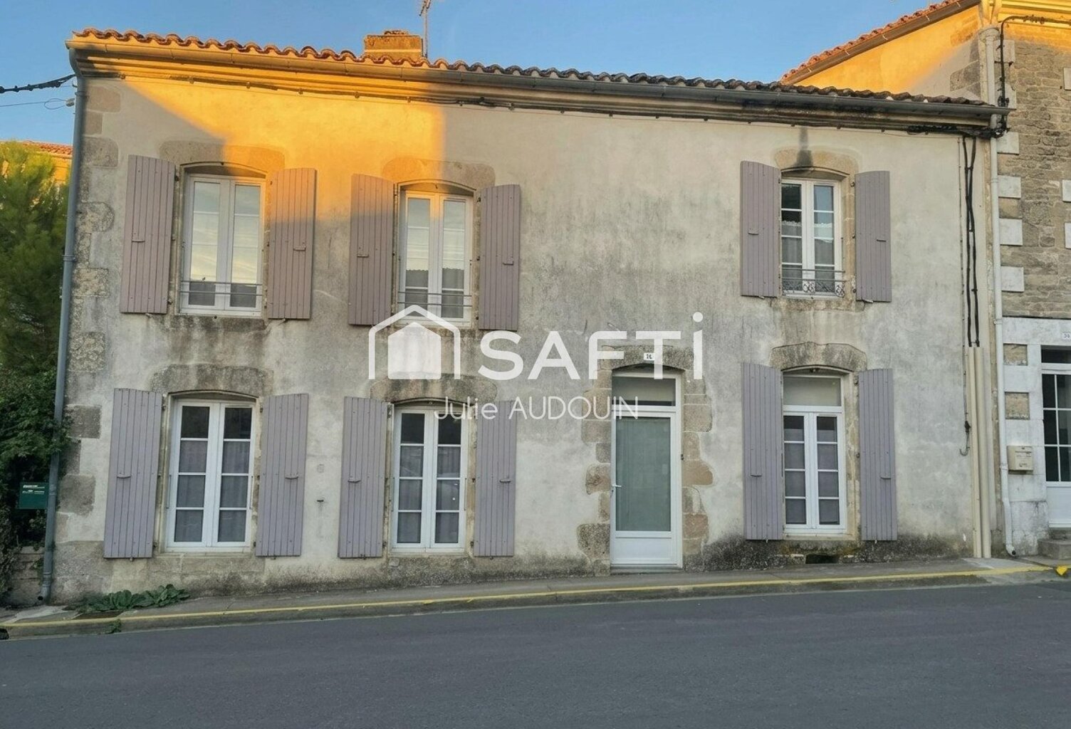 Cœur d'Aulnay-de-Saintonge  Charmante maison de ville de 114 m² avec cour et dépendance — photo 1