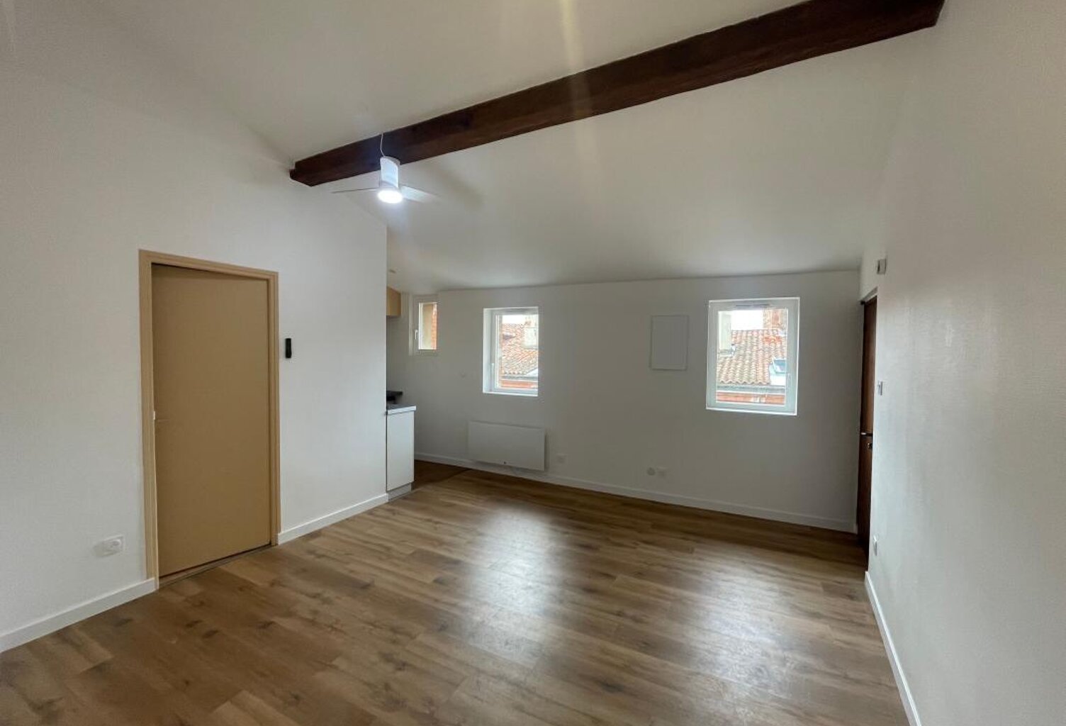 Appartement À Louer- Place Salengro — photo 1