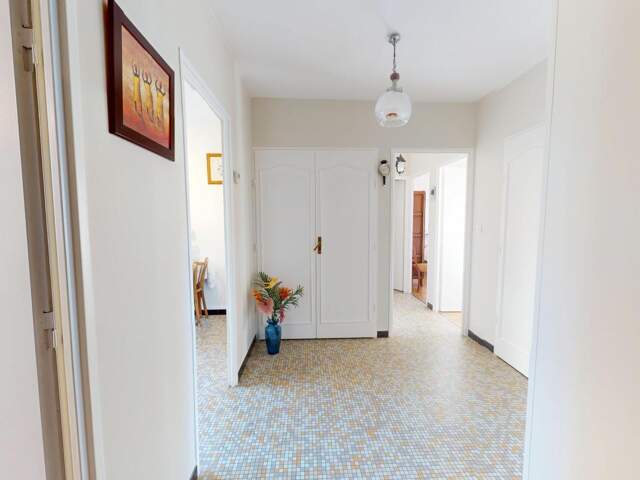 Appartement T3 de 77 m² À Vendre avec balcon, cave et box fermé inclus — photo du bien