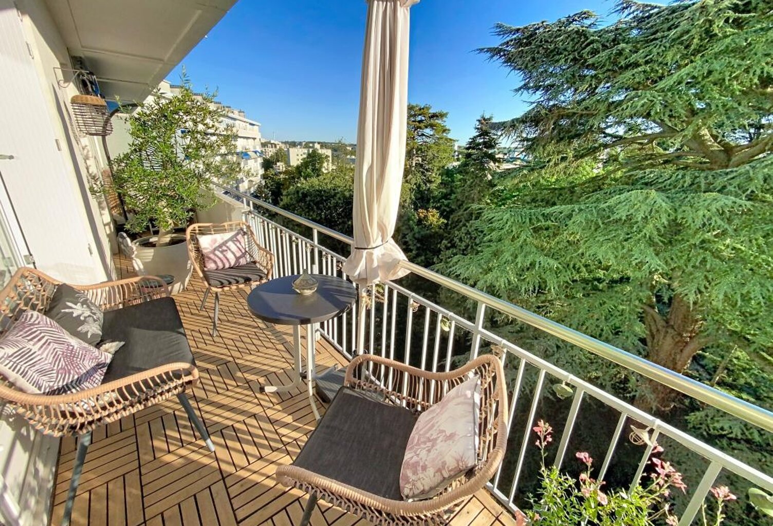 Appartement À Vendre avec parking en sous-sol et cave — photo 1