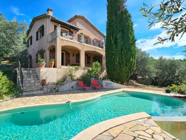 Villa avec piscine à débordement et terrain de 3 000 m²  avec vue dégagée — photo du bien