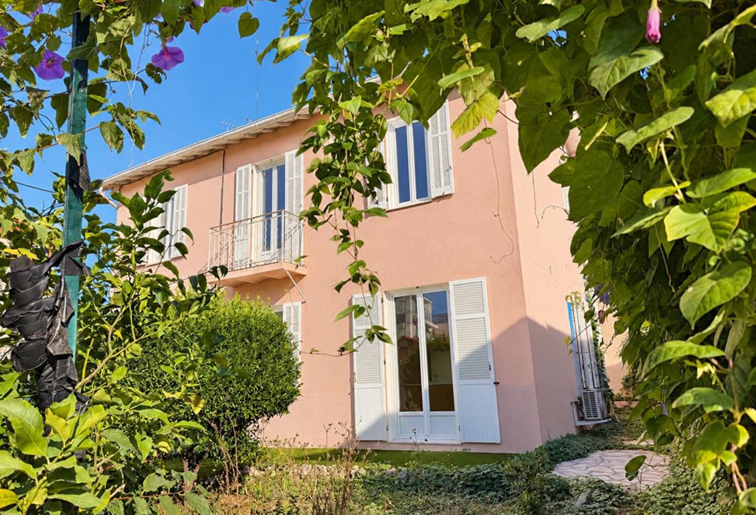 Maison mitoyenne rénovée Antibes plein centre-ville 3/4 pièces 75 m2, jardin 90m2 et parking — photo 1