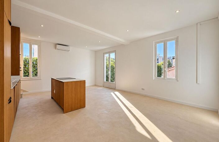 Maison mitoyenne rénovée Antibes plein centre-ville 3/4 pièces 75 m2, jardin 90m2 et parking — photo 2